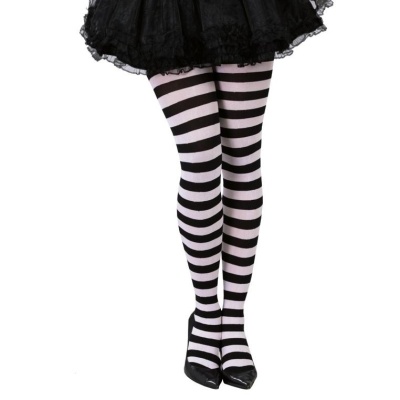 Meias às riscas preto e branco com sapatos pretos e saia preta folhada