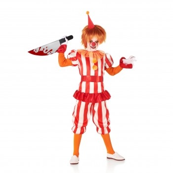 Criança com fantasia de palhaço às riscas vermelhas e brancas segurando faca de brinquedo com manchas vermelhas