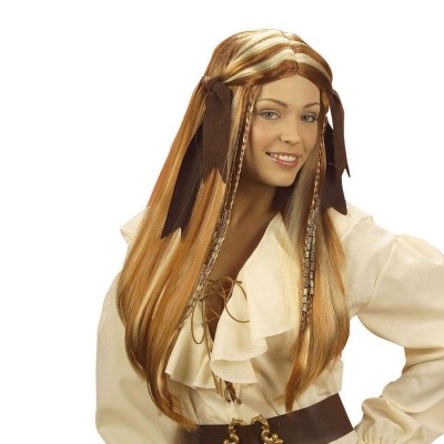 Peruca longa castanha e loira com fitas castanhas, roupa bege, fundo branco.