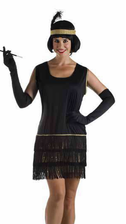 Mulher com vestido preto anos 20, franjas, faixa de cabeça com pena e luvas longas pretas