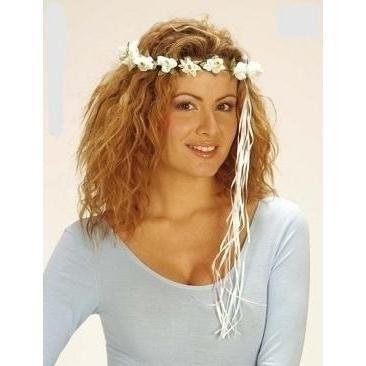 Guirlanda de flores brancas com fitas em cabeça de mulher