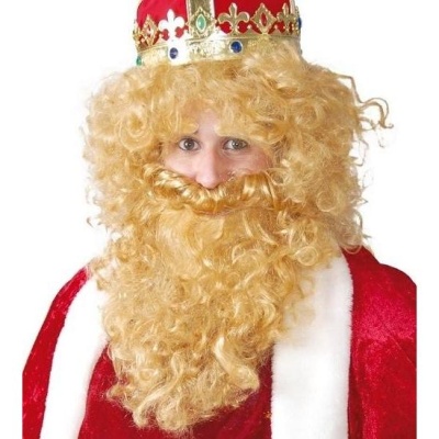 Pessoa com peruca e barba loira cacheada, coroa dourada com pedras coloridas e capa vermelha com detalhes brancos