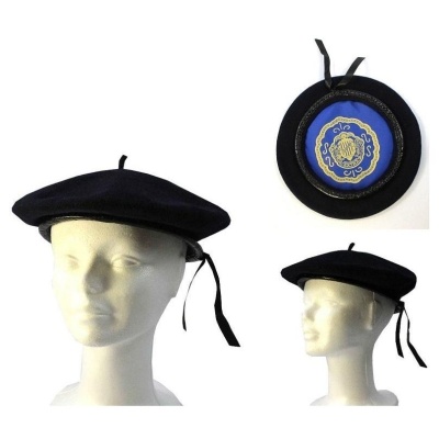 Boina preta com fita e emblema bordado numa cabeça manequim branca