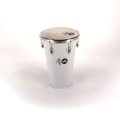 Conga branca com pele natural e detalhes metálicos