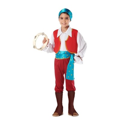 Criança em fantasia de pirata com colete, camisa branca, calças vermelhas, faixa azul estrelada, botas castanhas e pandeiro