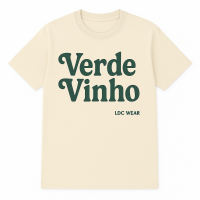 T-shirt bege clara com texto verde escuro 'Verde Vinho' e 'LDC WEAR'.