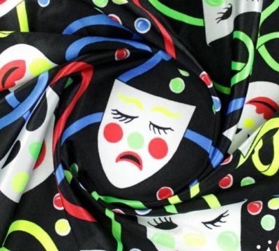Tecido preto com padrão de máscaras tristes coloridas e círculos coloridos