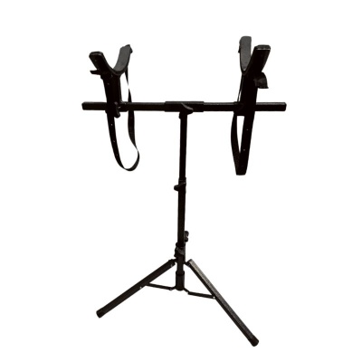 Suporte de bicicleta preto com bases para rodas e correias de fixação