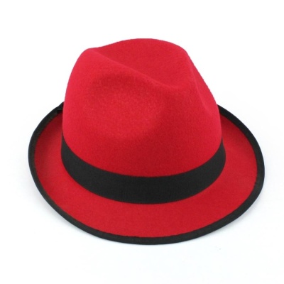 Chapéu de feltro vermelho com faixa preta