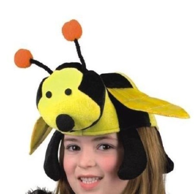 Criança a usar chapéu de abelha de pelúcia amarelo e preto com antenas laranja