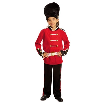Criança com traje de soldado da guarda real com casaco vermelho, calças pretas e chapéu preto