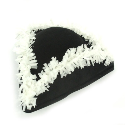 Chapéu preto com franjas brancas em fundo branco