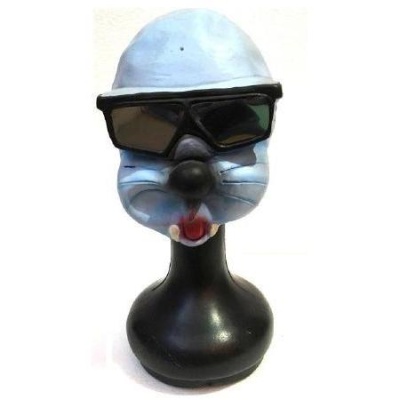 Figura decorativa em forma de cabeça de animal azul com óculos escuros