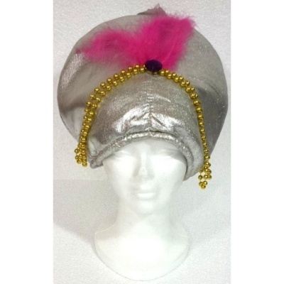 Touca prateada com penas cor-de-rosa e contas douradas num manequim branco