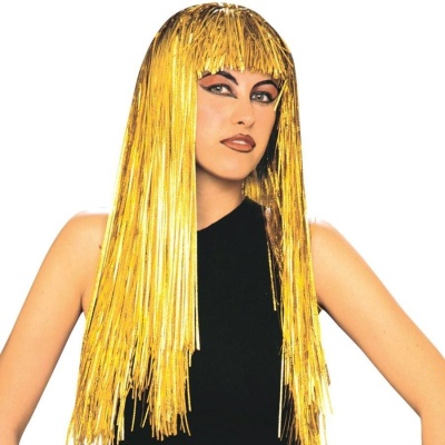 Mulher a usar peruca dourada metálica comprida com franjas e vestido preto