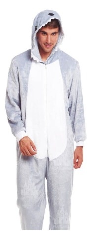 Homem com pijama macacão cinza claro e branco com capuz de tubarão
