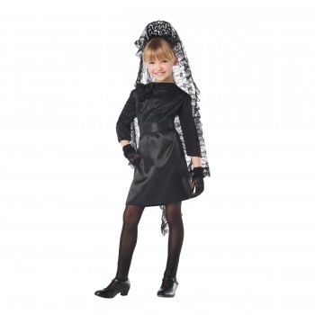 Menina com vestido preto, véu preto de renda e luvas pretas