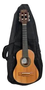 Violão clássico de madeira com capa preta acolchoada