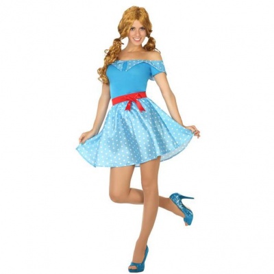 Vestido azul claro com bolinhas brancas e cinto vermelho