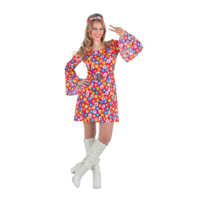 Mulher com vestido floral colorido, cinto preto, botas brancas e faixa de cabelo combinando