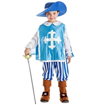 Fato de mosqueteiro infantil azul e branco com chapéu, colete, calças às riscas, botas castanhas e espada de metal.