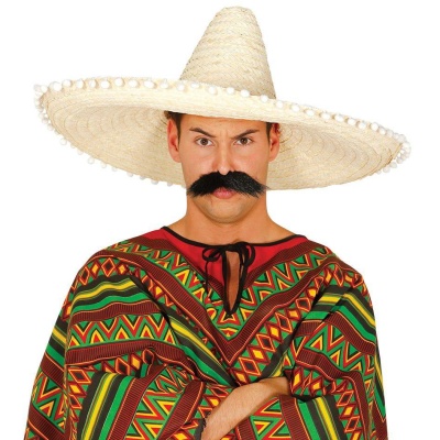 Homem com chapéu sombrero, bigode falso e capa colorida com padrões geométricos