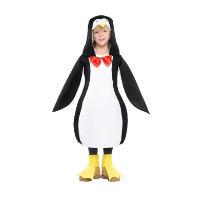 Criança com fato de pinguim preto e branco com laço vermelho e pés amarelos