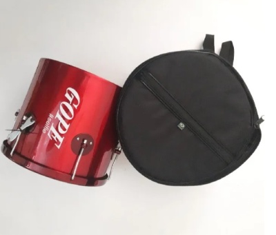 Tambor vermelho em metal com texto e saco preto redondo em tecido