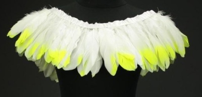 Colar de penas brancas com pontas amarelas em manequim preto