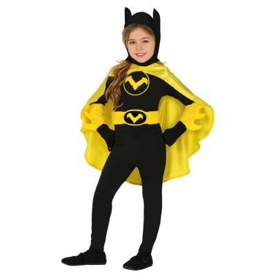 Criança com fato de super-heroína preto e amarelo com capa