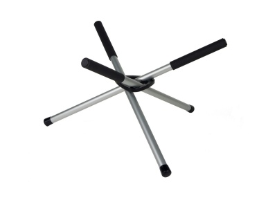 Suporte metálico prateado com detalhes pretos emborrachados