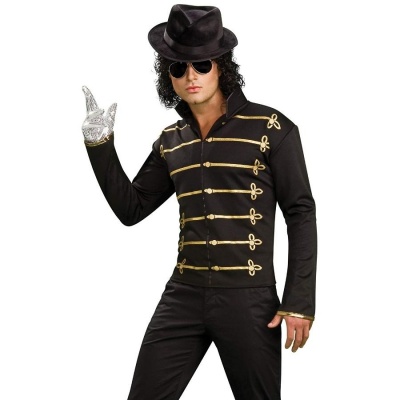 Homem com treino preto a detalhes dourados, luva branca brilhante, óculos de sol e chapéu preto