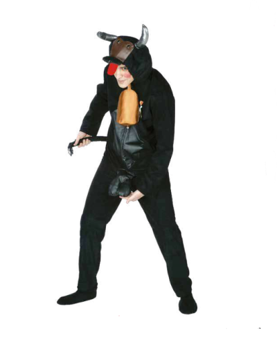 Pessoa com fato preto de touro e acessório de carne falsa no peito.