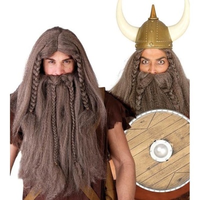 Dois homens com perucas e barbas de vikings, um com capacete com chifres e escudo redondo de madeira.
