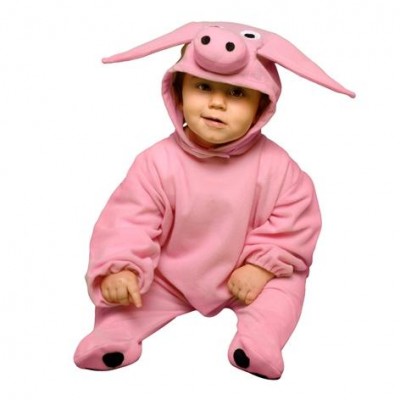 Bebé com fato rosa de porquinho com capuz e orelhas grandes