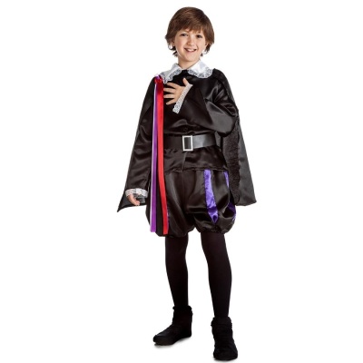 Criança com fato preto e capa preta em fundo branco