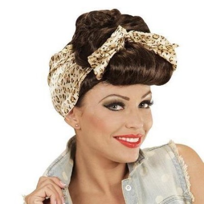 Bandana estampada de leopardo em mulher com maquilhagem e vestido de ganga