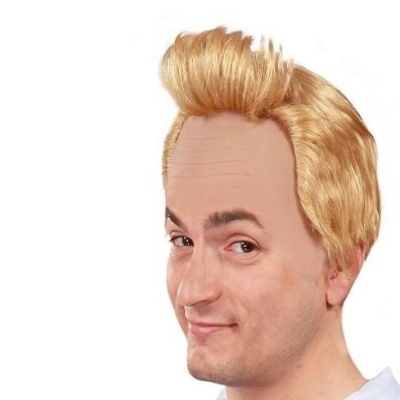 Máscara de rosto masculino com cabelo loiro estilizado