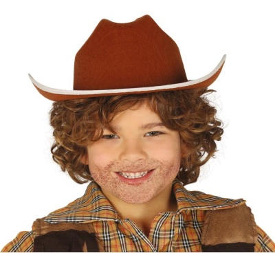 Criança vestida de cowboy com chapéu castanho e roupa xadrez