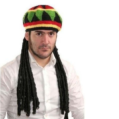 Homem com gorro colorido de malha e dreadlocks sintéticos pretos