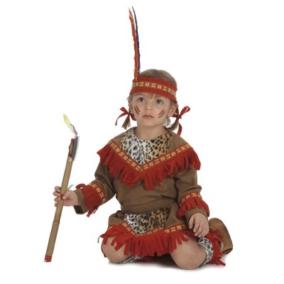 Criança vestida com fato indígena castanho com franjas vermelhas e pena colorida