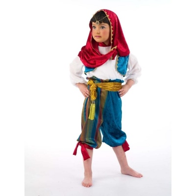 Criança a usar traje tradicional colorido com manto vermelho e faixa amarela