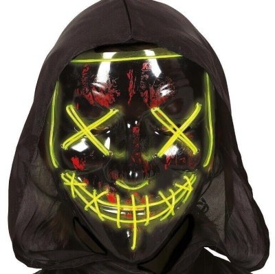 Máscara preta com luzes LED amarelas formando olhos em X e sorriso, com capuz preto