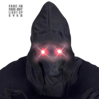 Máscara com capuz preto e olhos que acendem em vermelho
