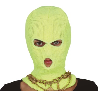 Balaclava verde neón com aberturas para olhos e boca e colar dourado.