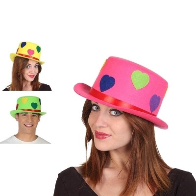 Três pessoas com chapéus coloridos de feltro e corações em diferentes cores