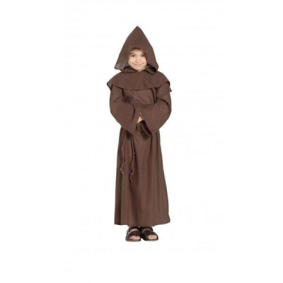 Criança com traje de monge castanho com capuz e sandálias pretas.