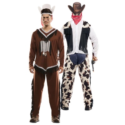 Dois homens com fatos de índio e caubói para carnaval