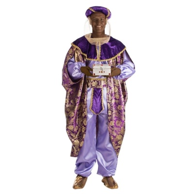 Traje tradicional roxo e lilás com padrão dourado, máscara facial transparente, calçado dourado, segurando uma caixa branca