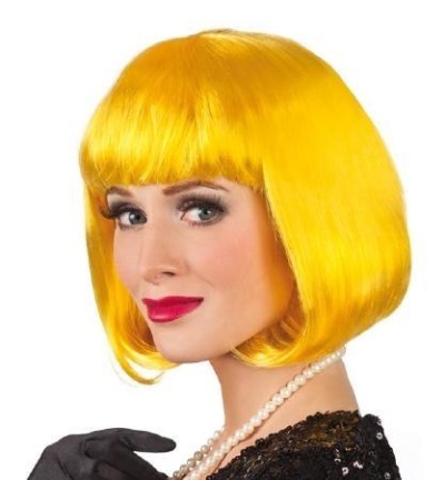 Mulher com peruca amarela curta estilo bob e franja, luva preta e colar de pérolas